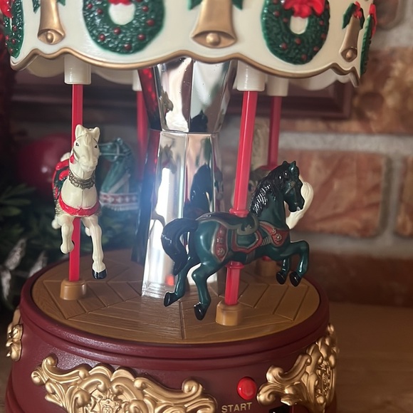 ❤️1998 Maisto Christmas Collection animated musical "VILLAGE CAROUSEL - Picture 5 of 11